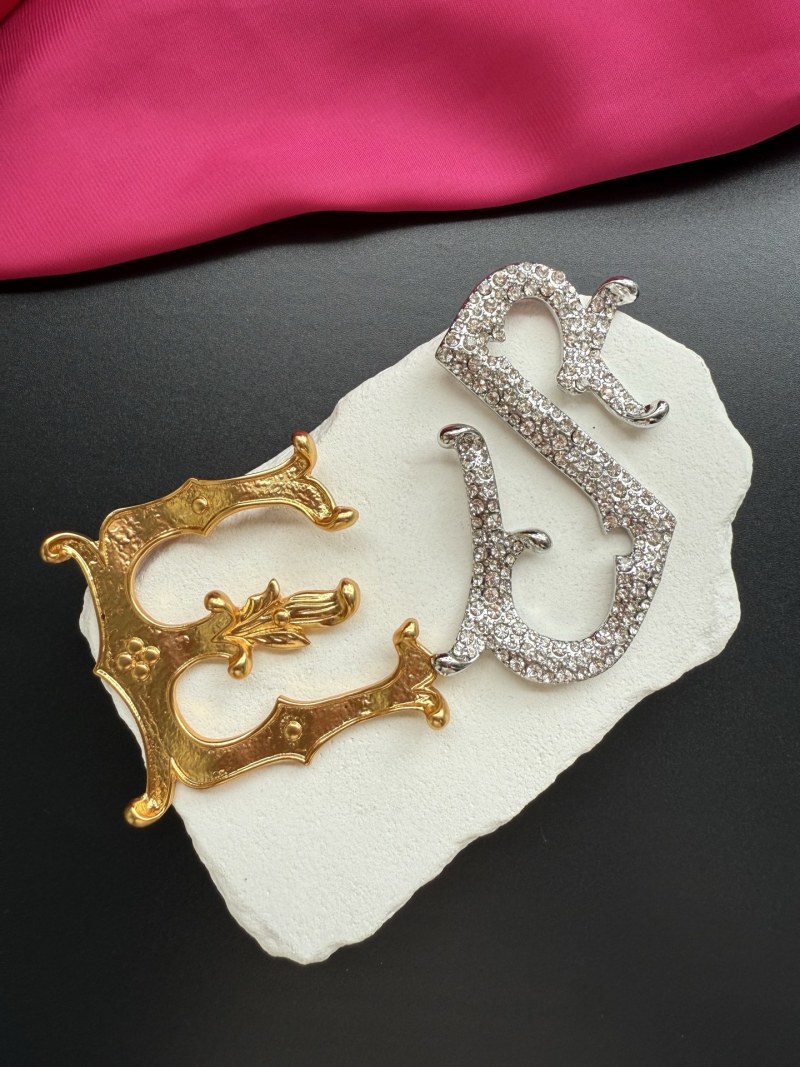 Серьги в виде букв E и S Schiaparelli