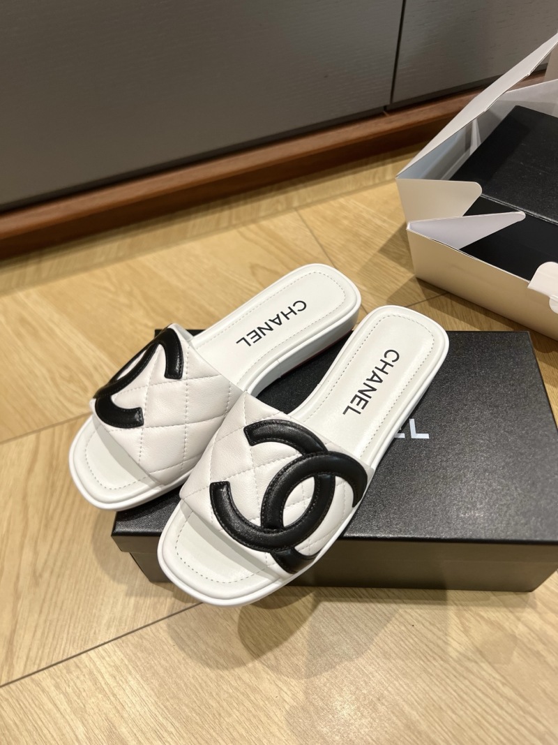 Белые сабо с черным логотипом Chanel