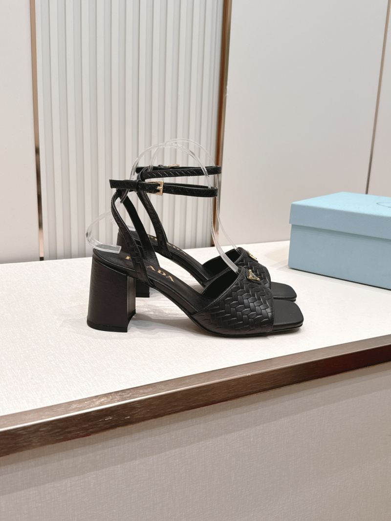 Женские босоножки Prada с треугольным застёжками и квадратным носком