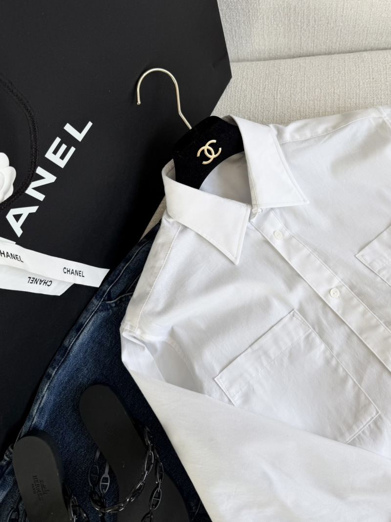 Короткая белая рубашка с карманами и вышивкой Chanel