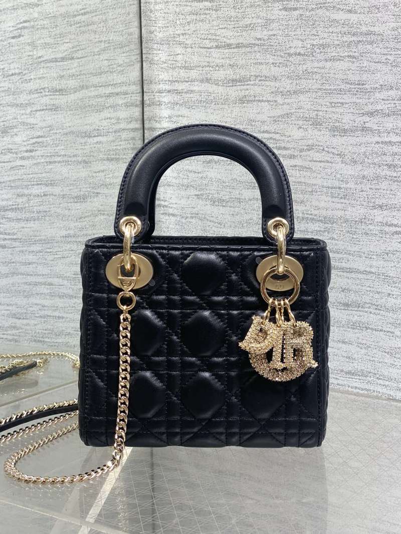Черная сумка Lady Dior с ручкой и цепью