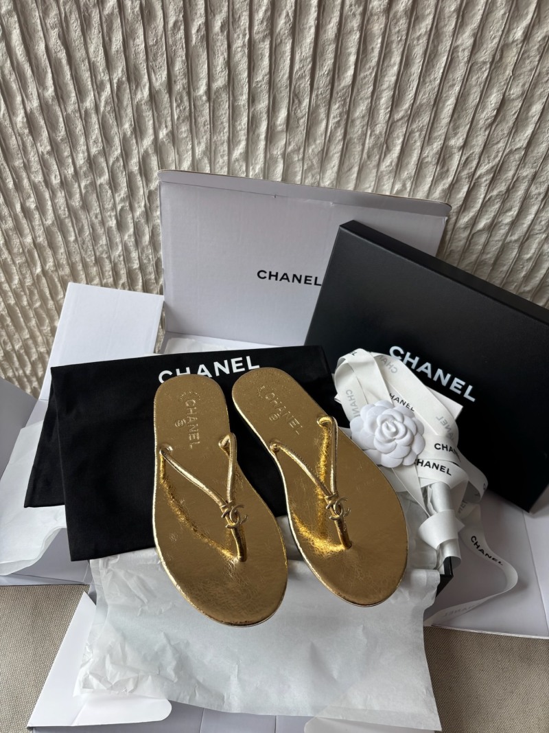 Золотые женские шлепанцы Chanel