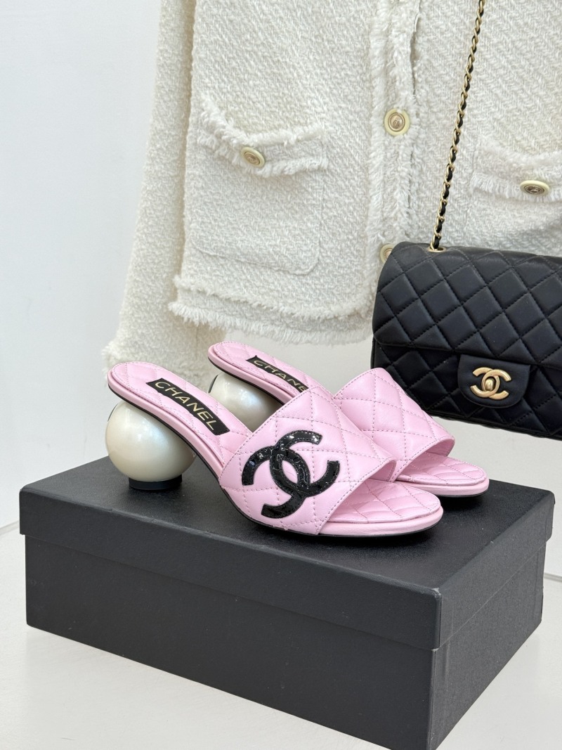 Розовые мюли с жемчужным каблуком Chanel