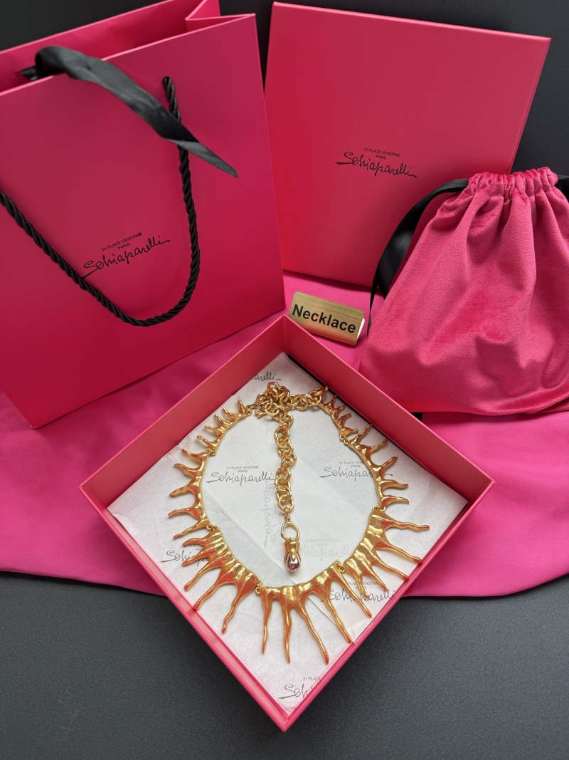 Золотистое колье с декоративными элементами Schiaparelli