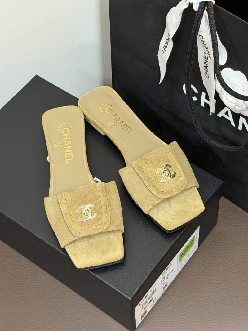 Женские замшевые сабо Chanel с пряжкой и двуглавой эмблемой