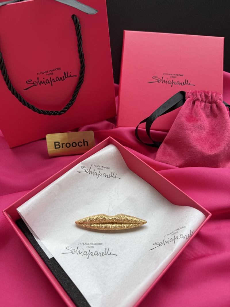 Брошь в виде губ Schiaparelli