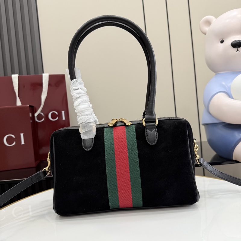 Сумка Gucci с бархатным покрытием и ремешком
