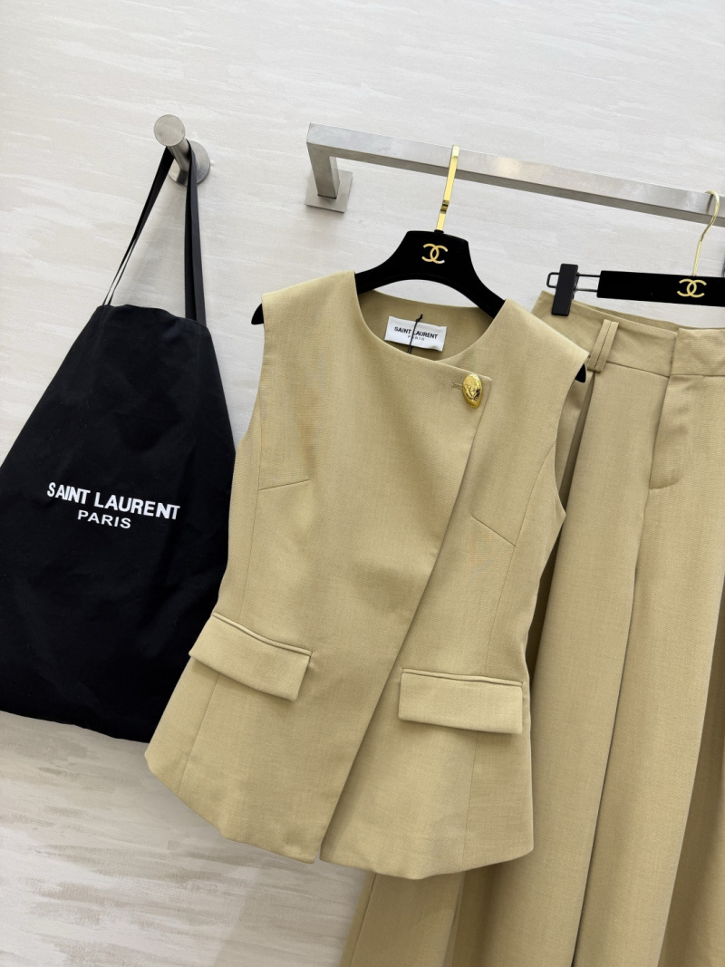 Женский костюм: жилет и брюки свободного кроя Saint Laurent