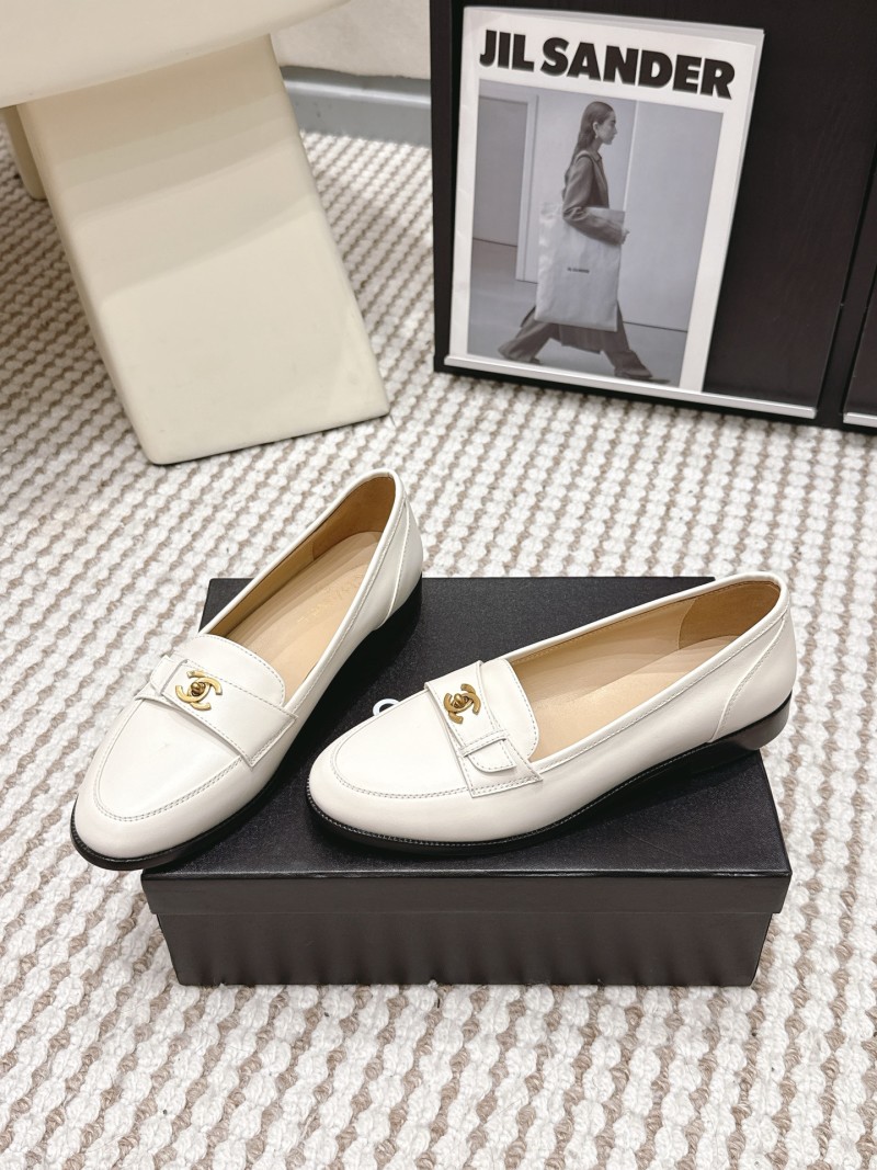 Женские лоферы белые с золотой фурнитурой Chanel