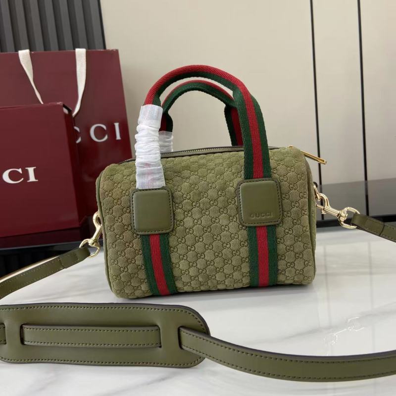 Сумка Gucci с монограммой и красно-зеленой полосой