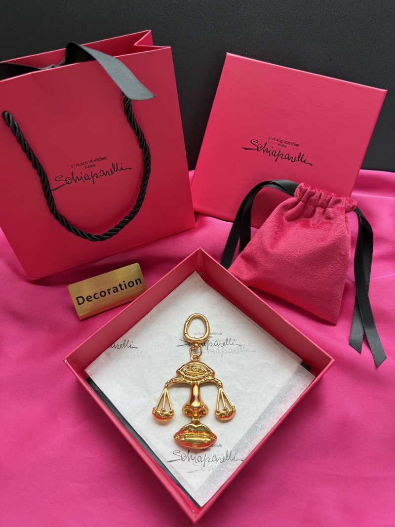 Комплект бижутерии в виде золотых весов Schiaparelli