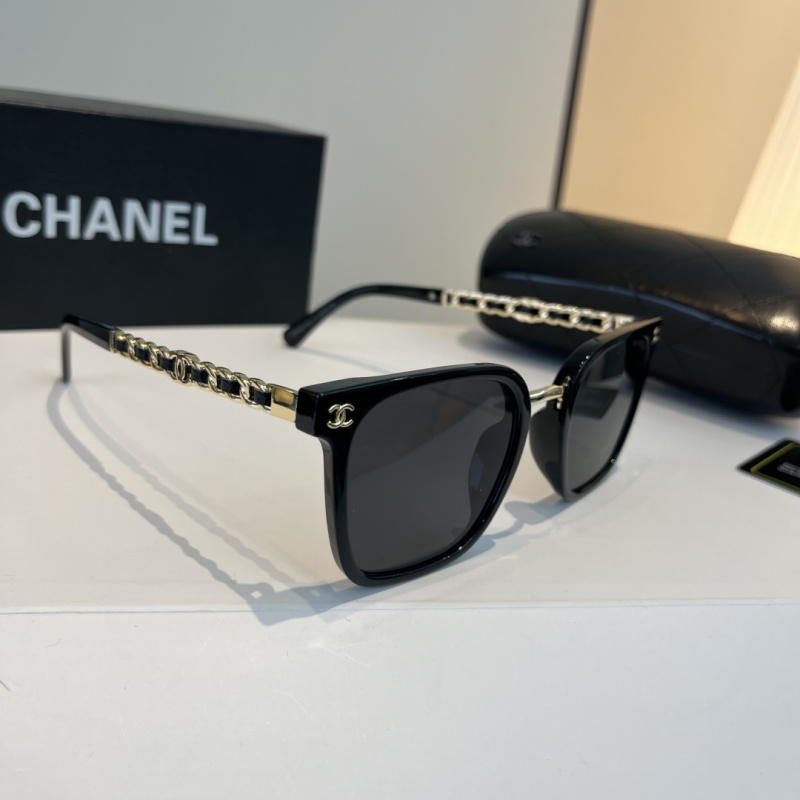 Солнечные очки с декоративной цепью на дужках Chanel