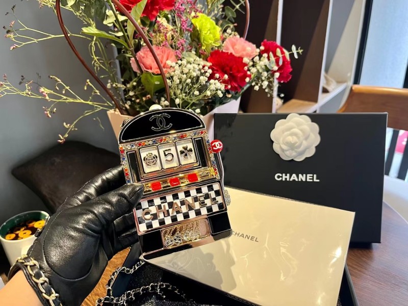 Сумка-брелок Chanel в стиле игрового автомата