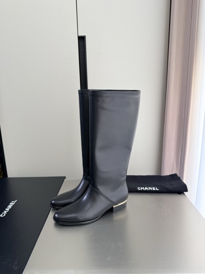 Женские сапоги Chanel с логотипом