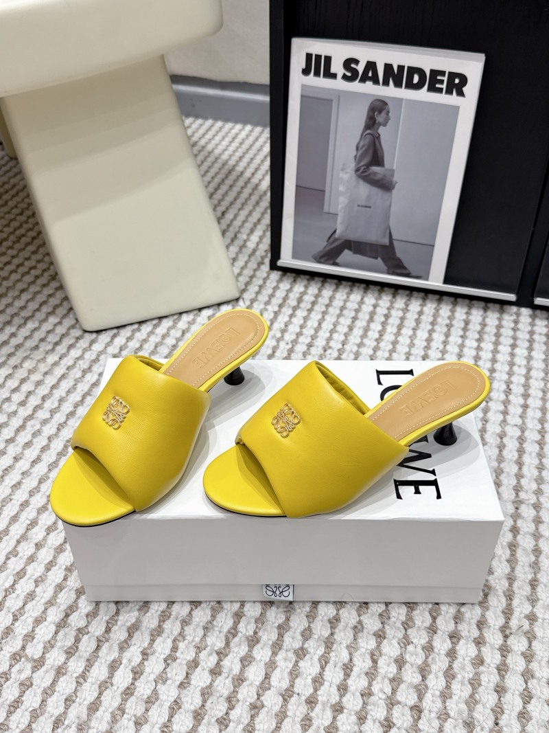 Желтые женские босоножки Loewe