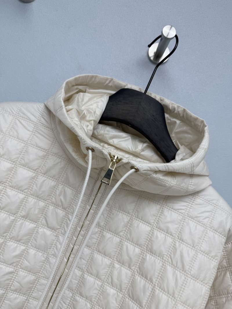 Куртка Moncler с капюшоном и квадратной стёганой структурой