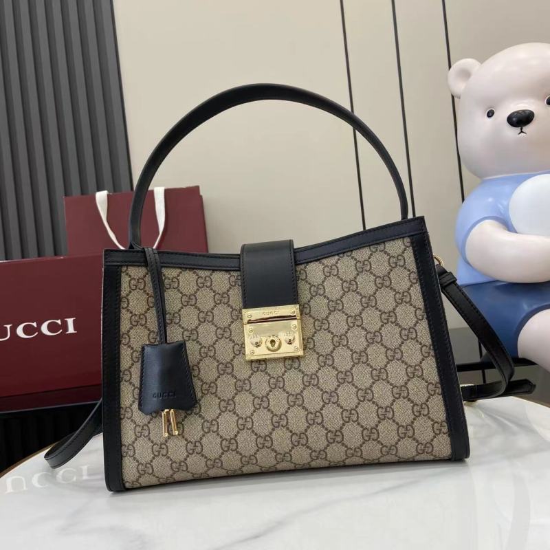 Сумка Gucci с монограммой и замком