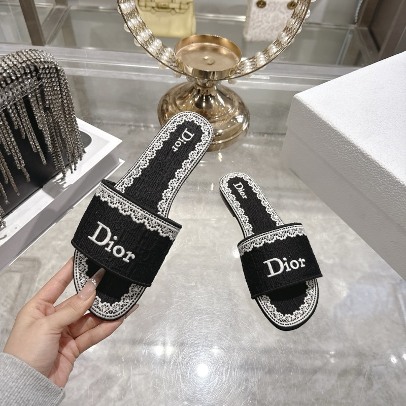 Женские черные шлёпанцы Dior с белой вышивкой и кружевом