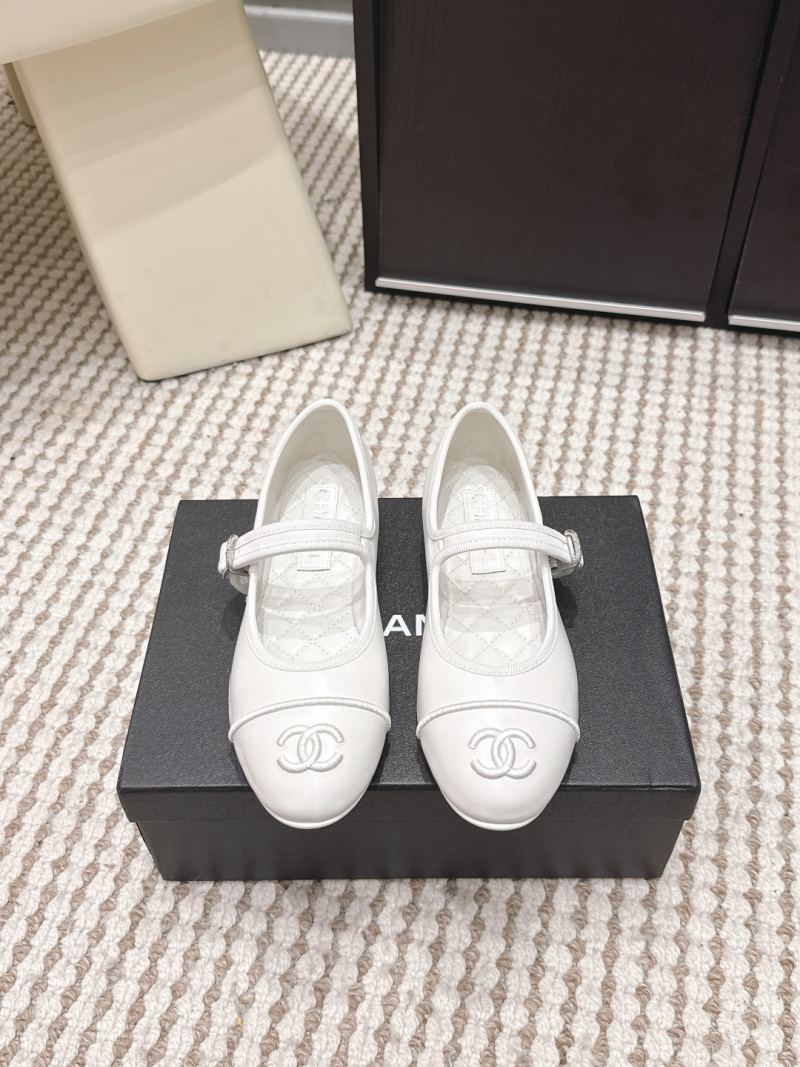 Белые женские балетки Chanel с декором