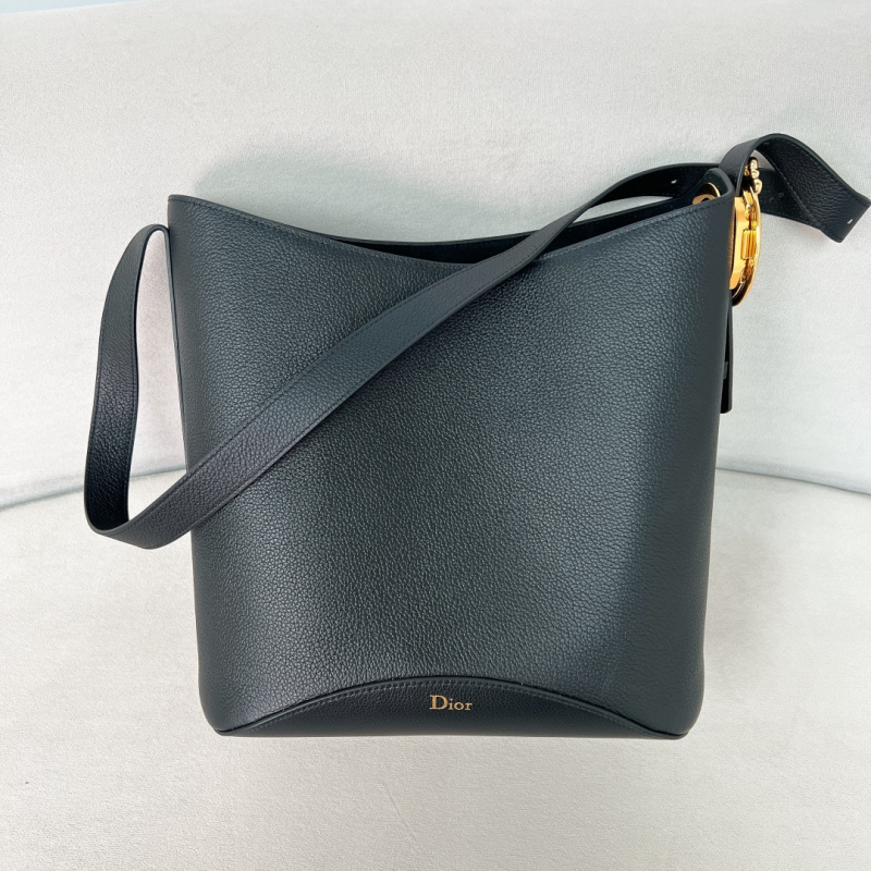 Чёрная сумка Dior с золотой фурнитурой