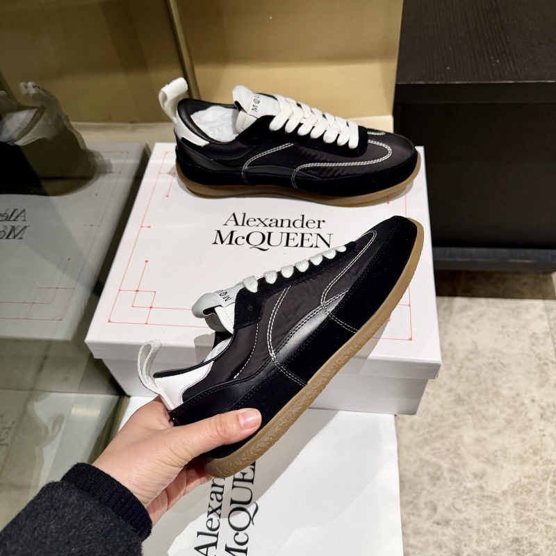Стильные черно-белые кроссовки McQueen с белой подошвой Alexander McQueen
