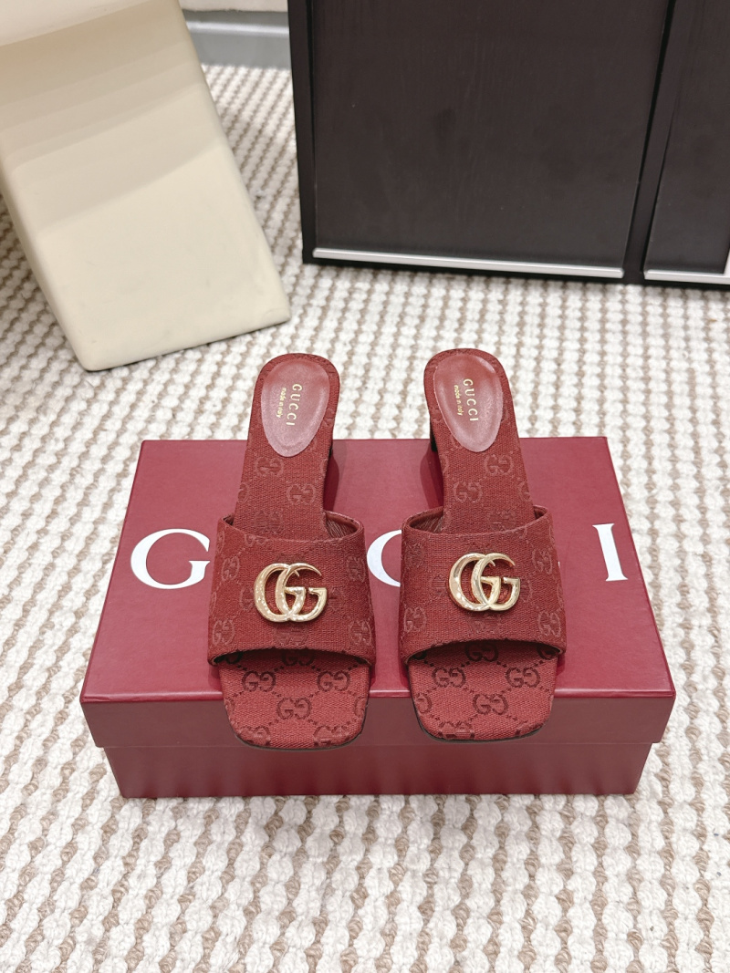 Женские шлепанцы Gucci с металлическим логотипом