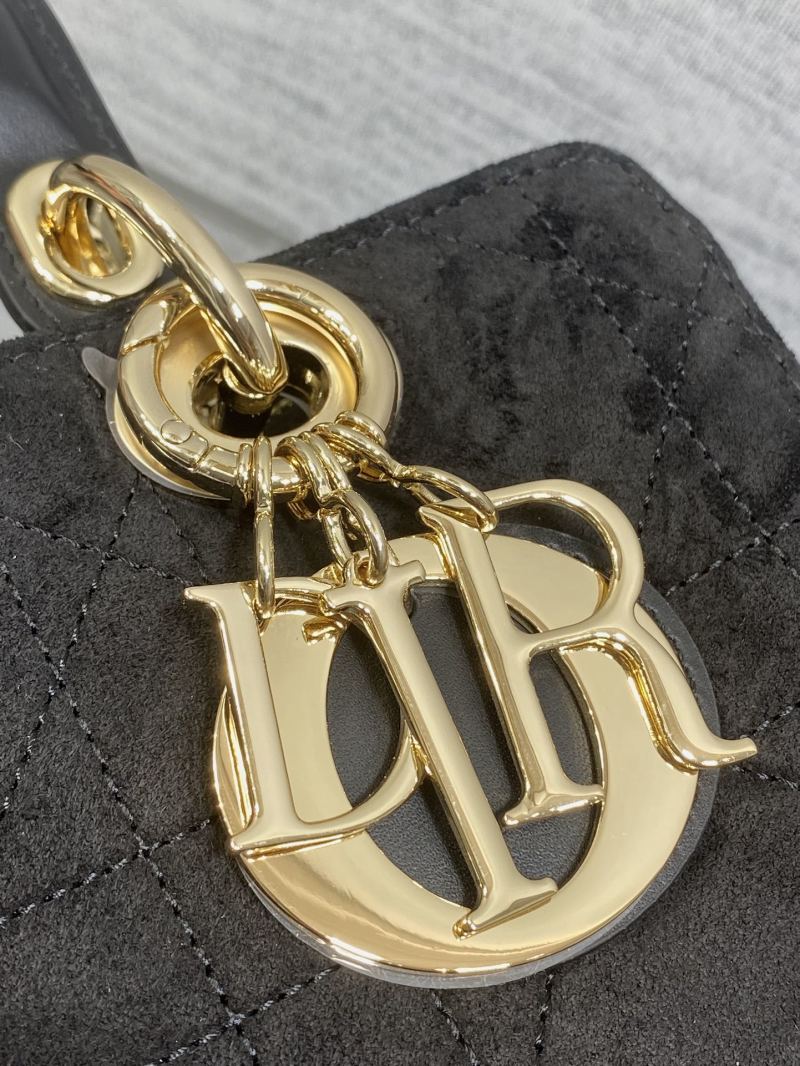 Черная сумка Dior Lady Dior с золотой фурнитурой