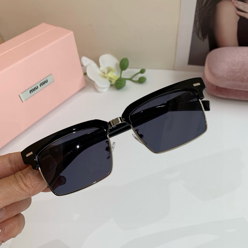 Солнцезащитные очки Miu Miu черные прямоугольные