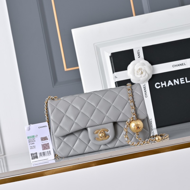 Кожаная сумка с золотым замком Chanel