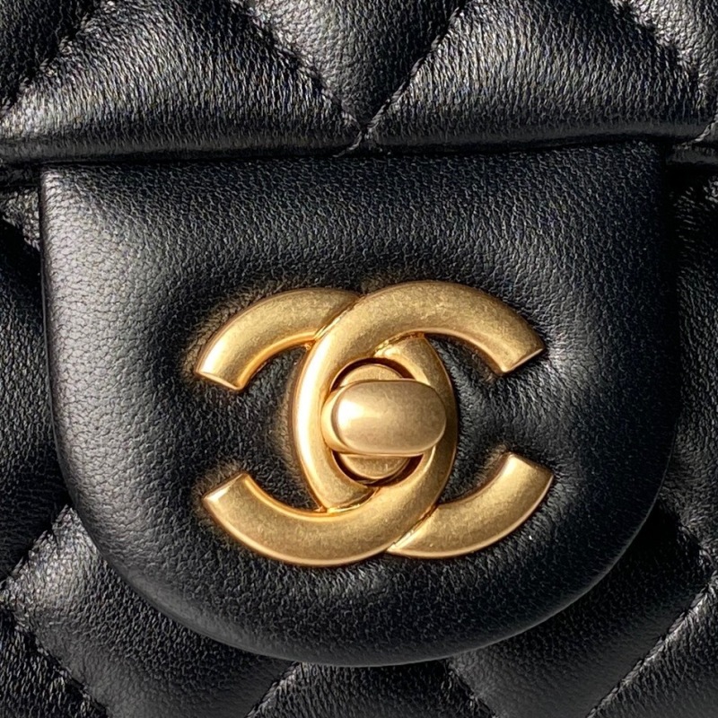 Черная кожаная сумка через плечо с золотистой фурнитурой Chanel