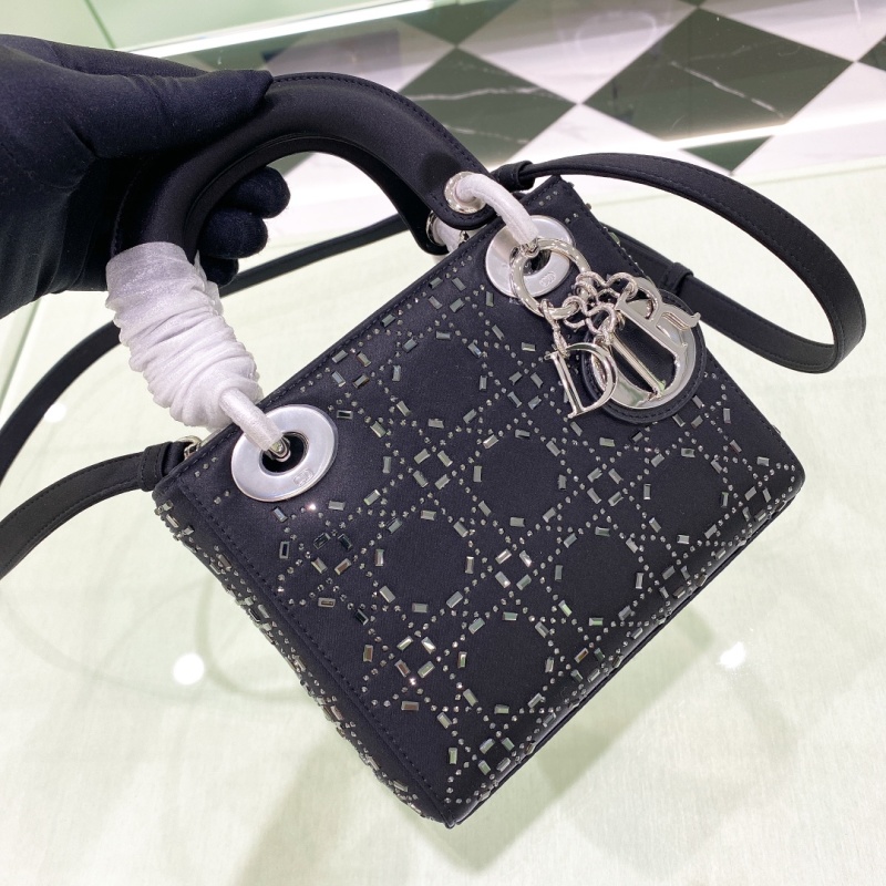 Чёрная сумка Dior с кристаллами