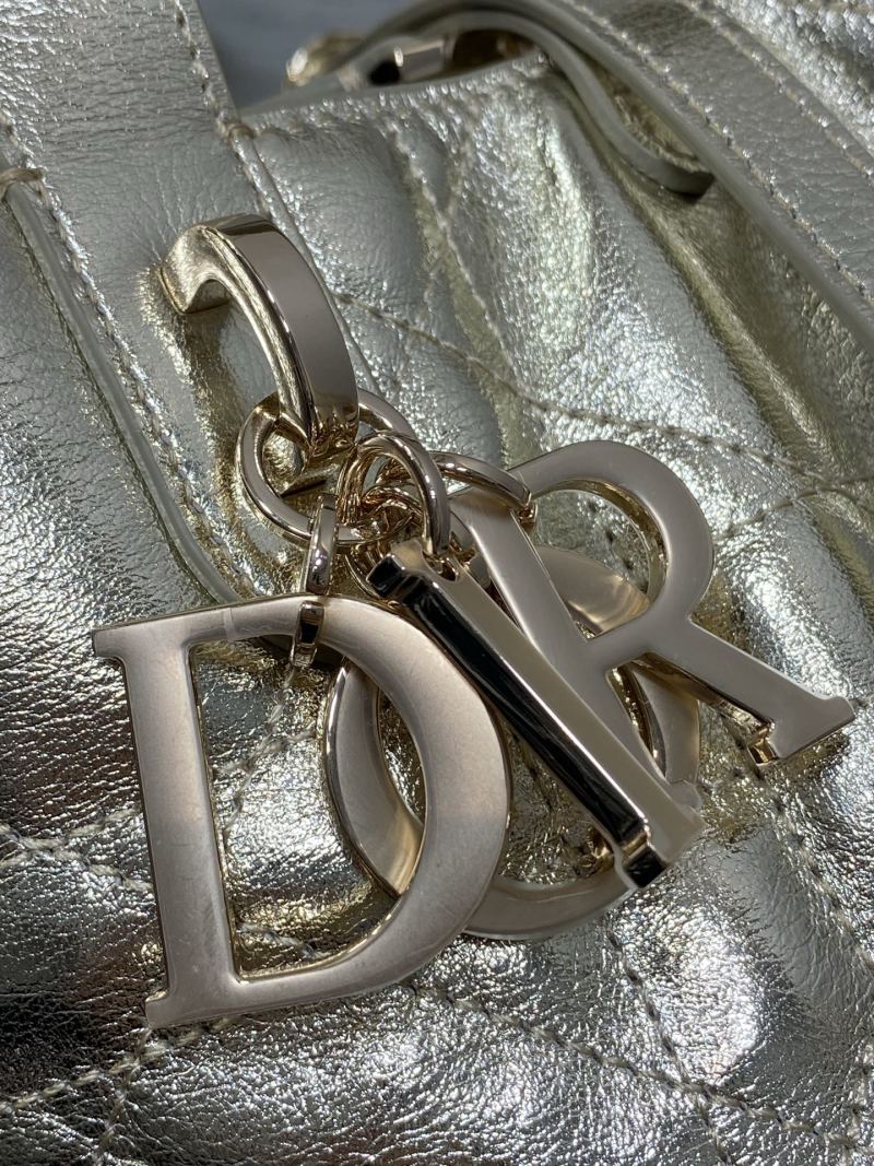Сумка Dior с кисточкой и логотипом
