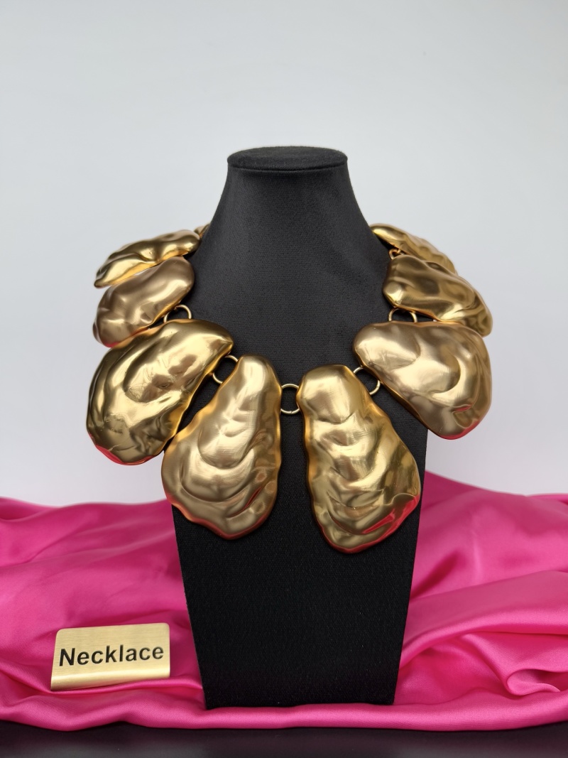 Золотистое колье с крупными элементами Schiaparelli