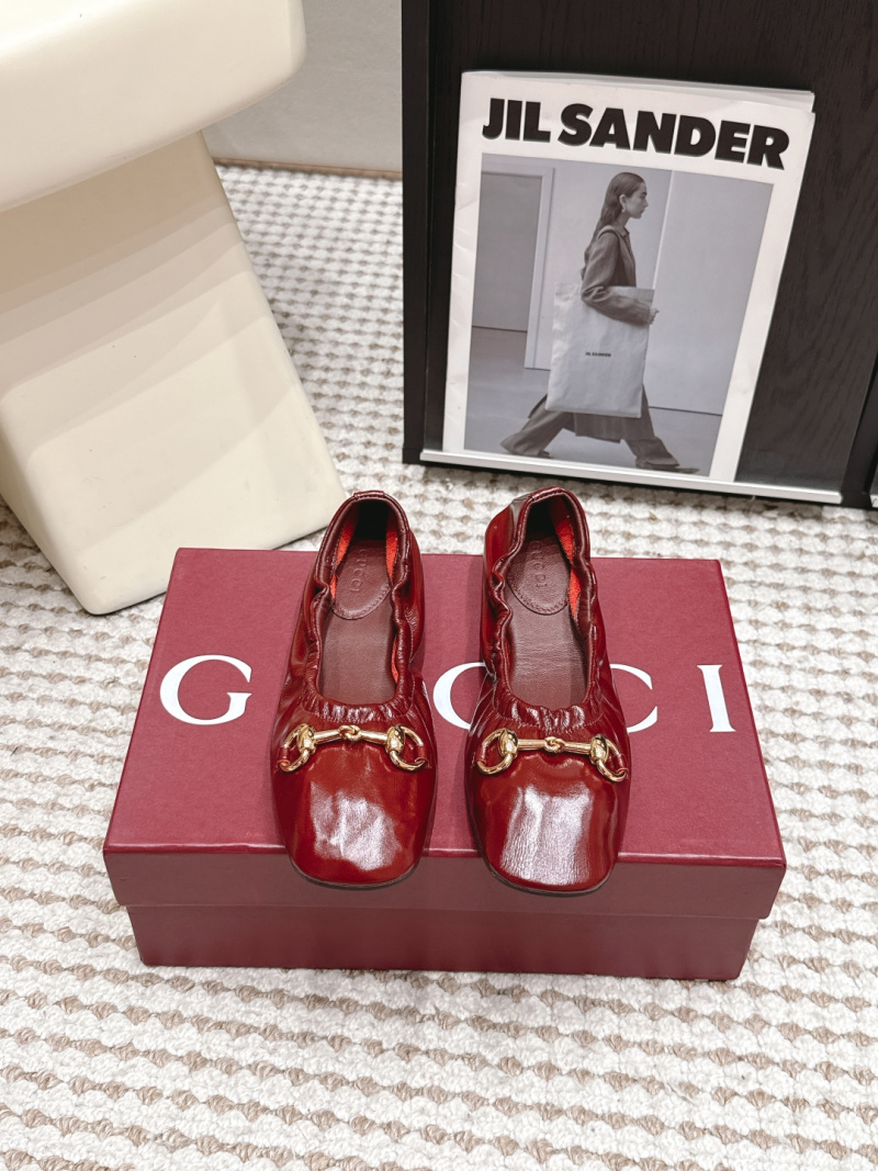Балетки с рюшами и металлическим декором Gucci