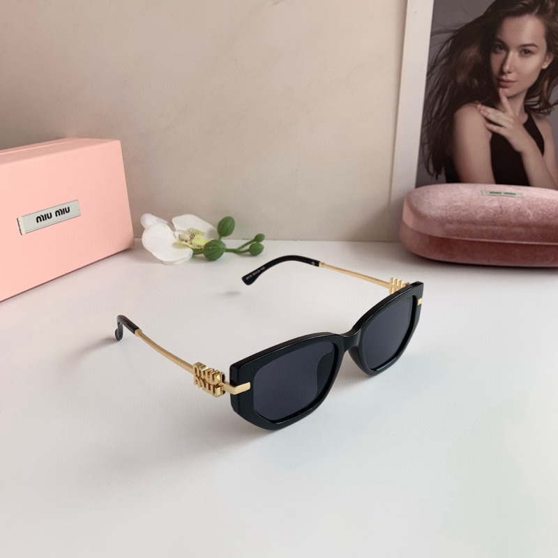 Солнцезащитные очки Miu Miu