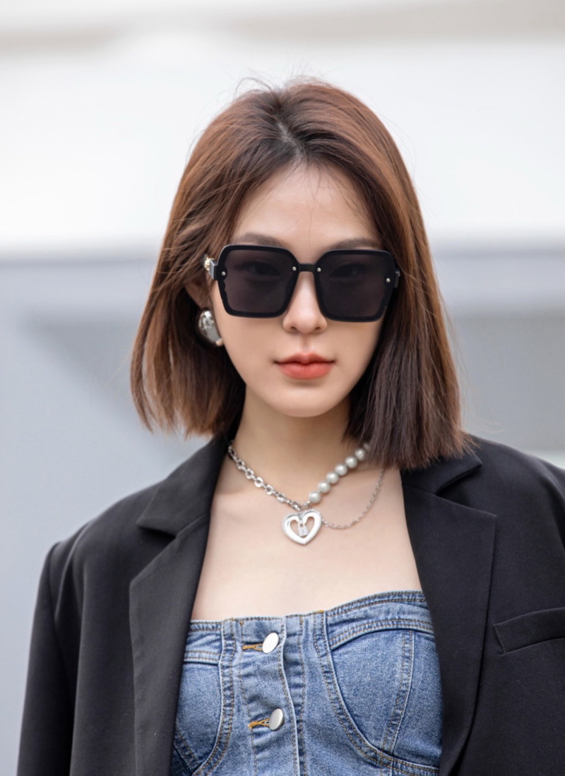 Женские солнцезащитные очки CHANEL с квадратной оправой