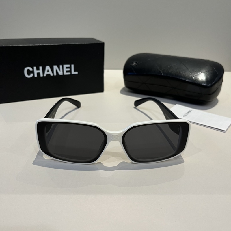 Солнцезащитные очки Chanel белые с темными дужками