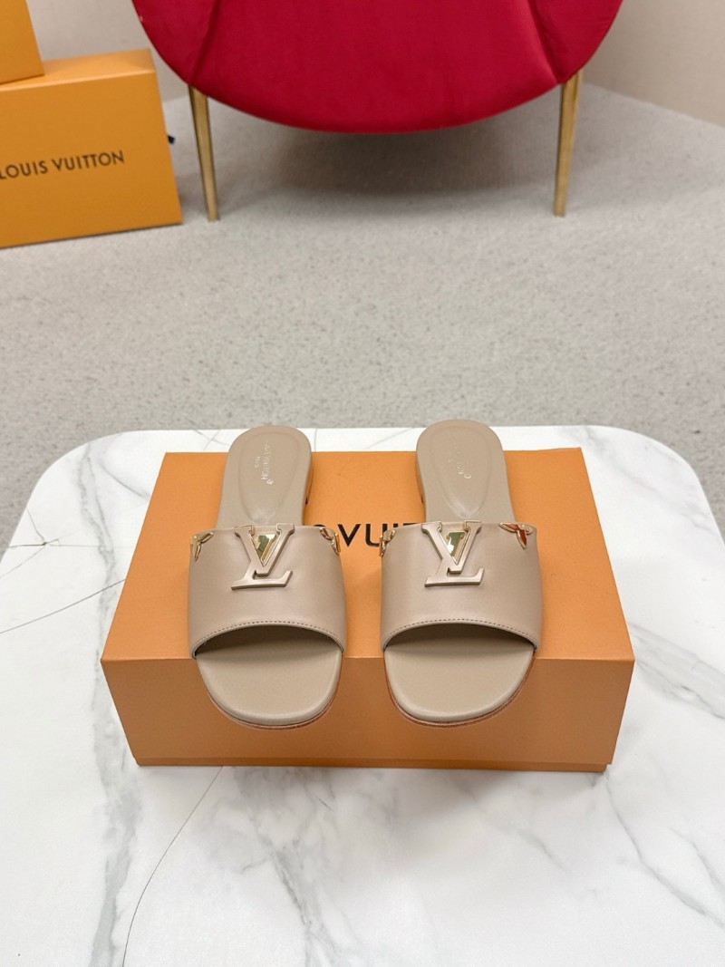 Сандалии женские бежевые с декоративным знаком Louis Vuitton