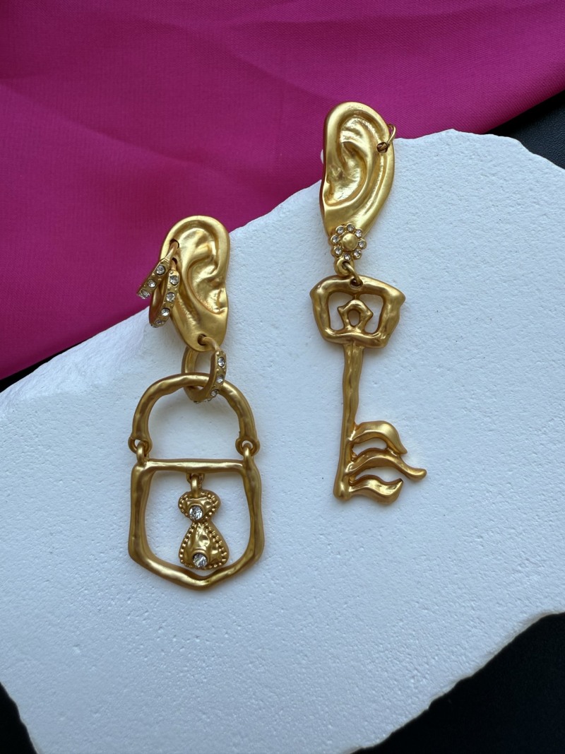 Серьги в форме ключа и уха Schiaparelli