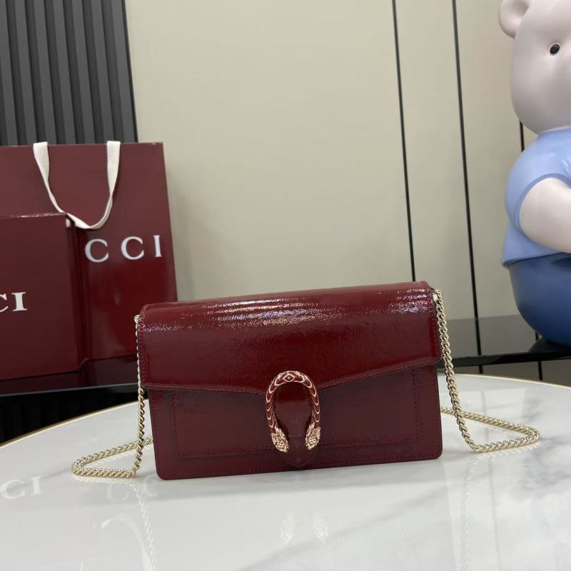 Красная сумка-клатч Gucci с цепочкой