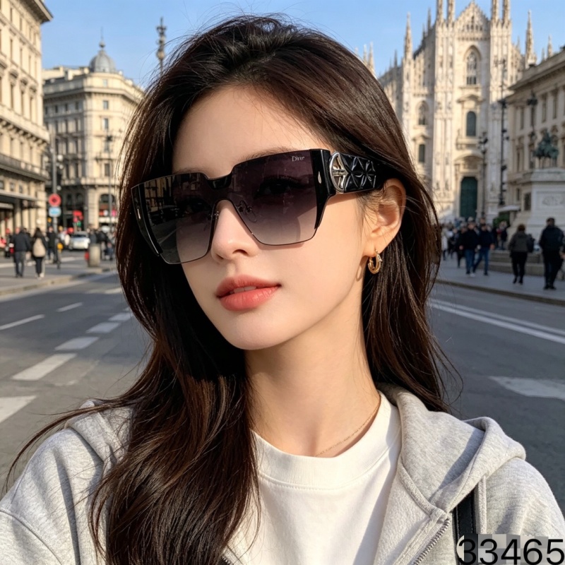 Стильные солнцезащитные очки с крупной черной оправой Dior