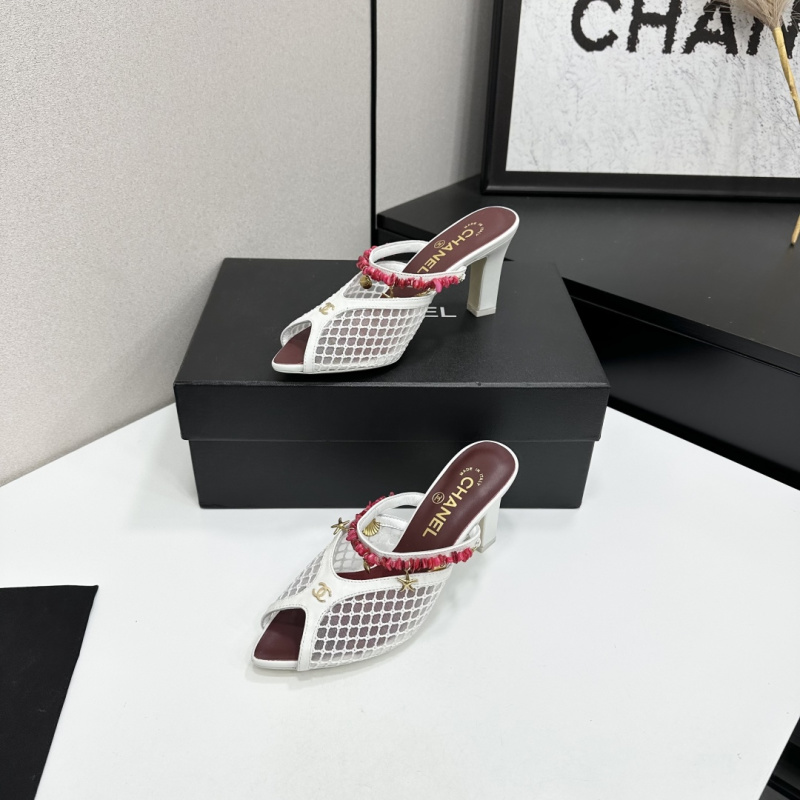 Женские белые сабо на каблуке с красными вставками Chanel