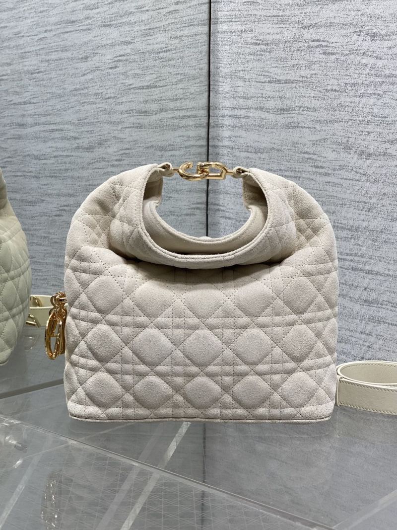 Бежевая сумка Dior с квилтингом и золотой фурнитур