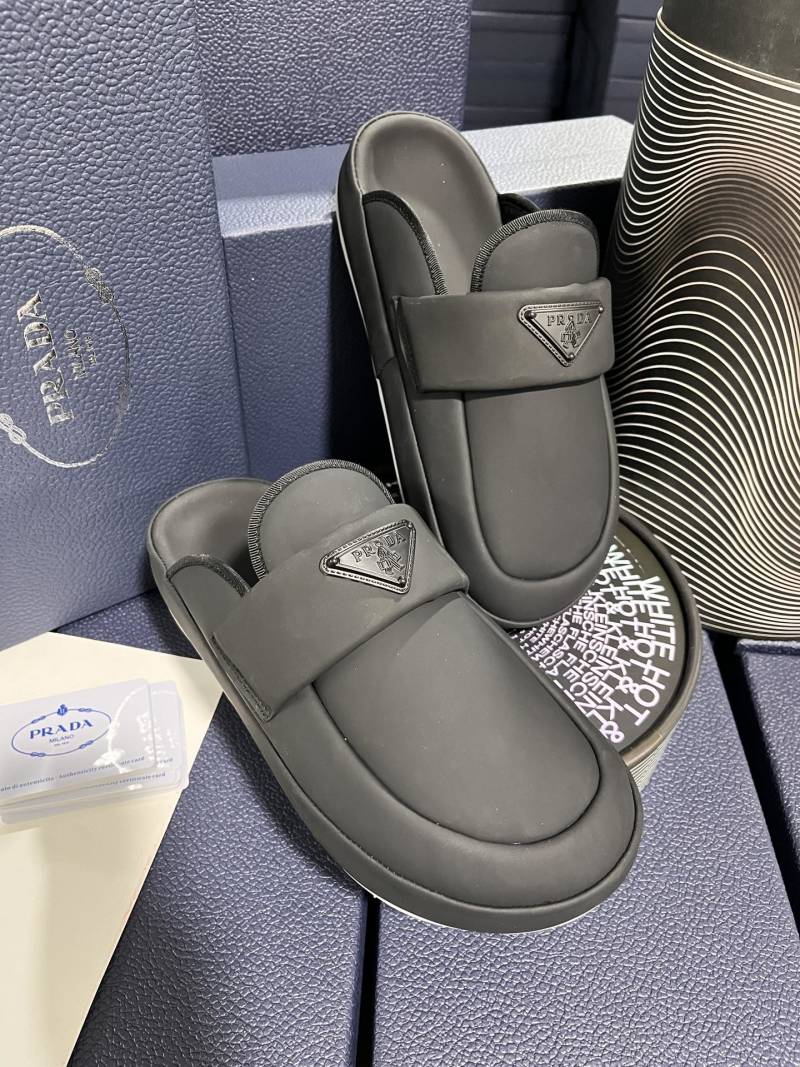 Мужские черные слипоны на белой подошве Prada