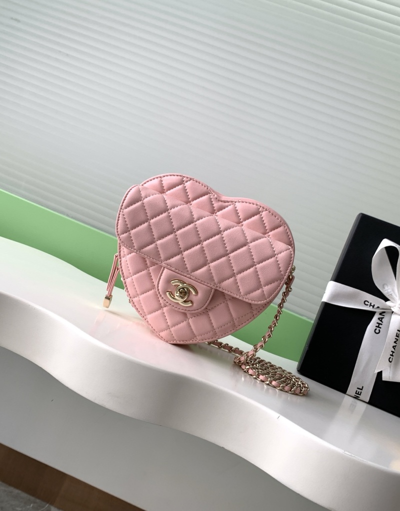 Женская розовая сумка-сердце Chanel