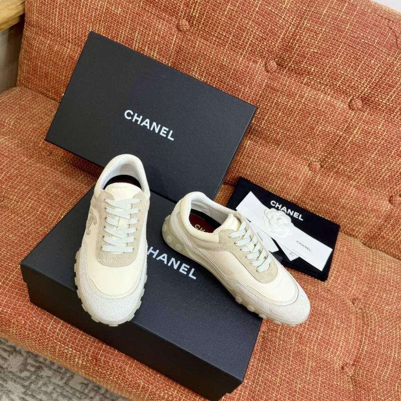 Женские кроссовки Chanel бежевые