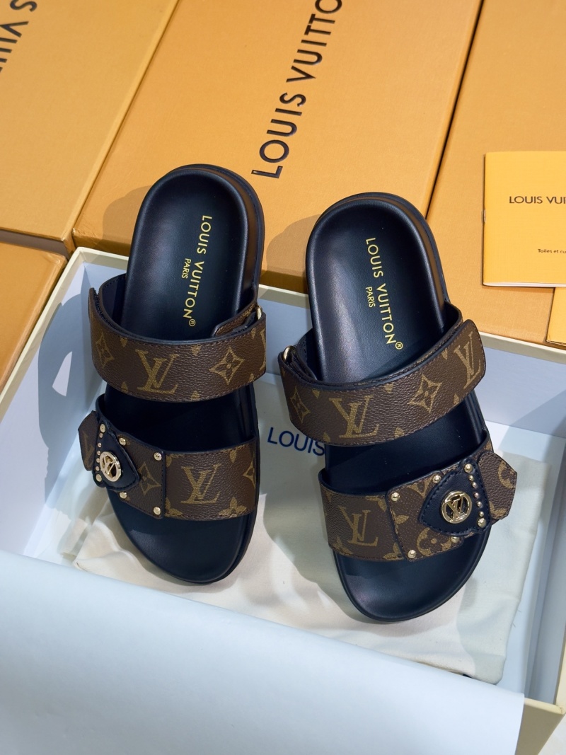 Женские шлёпанцы с принтом и заклепками Louis Vuitton