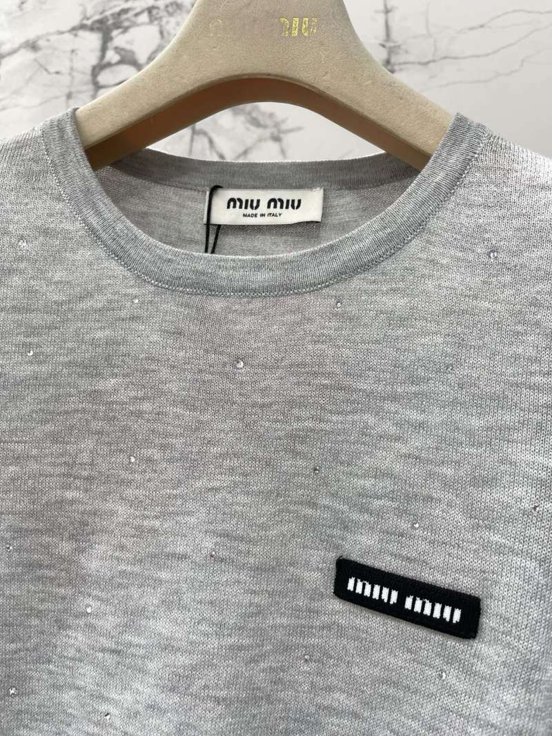 Трикотажная футболка с круглым вырезом и стразами Miu Miu