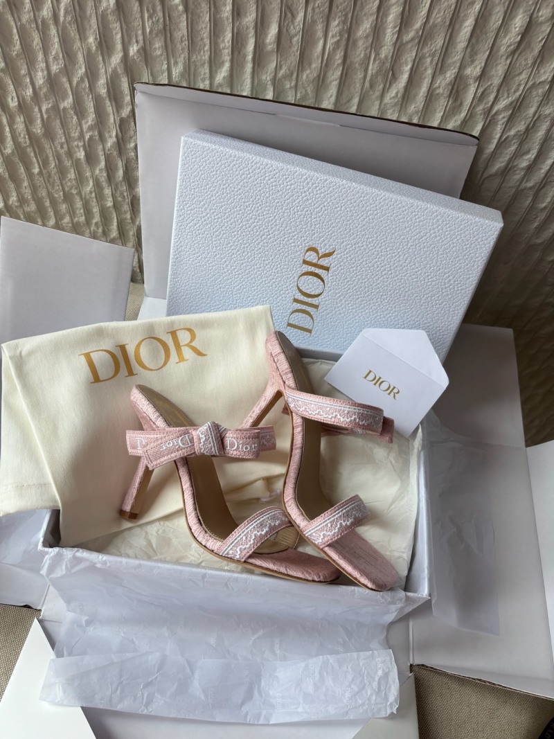 Женские туфли Dior с цветочной вышивкой