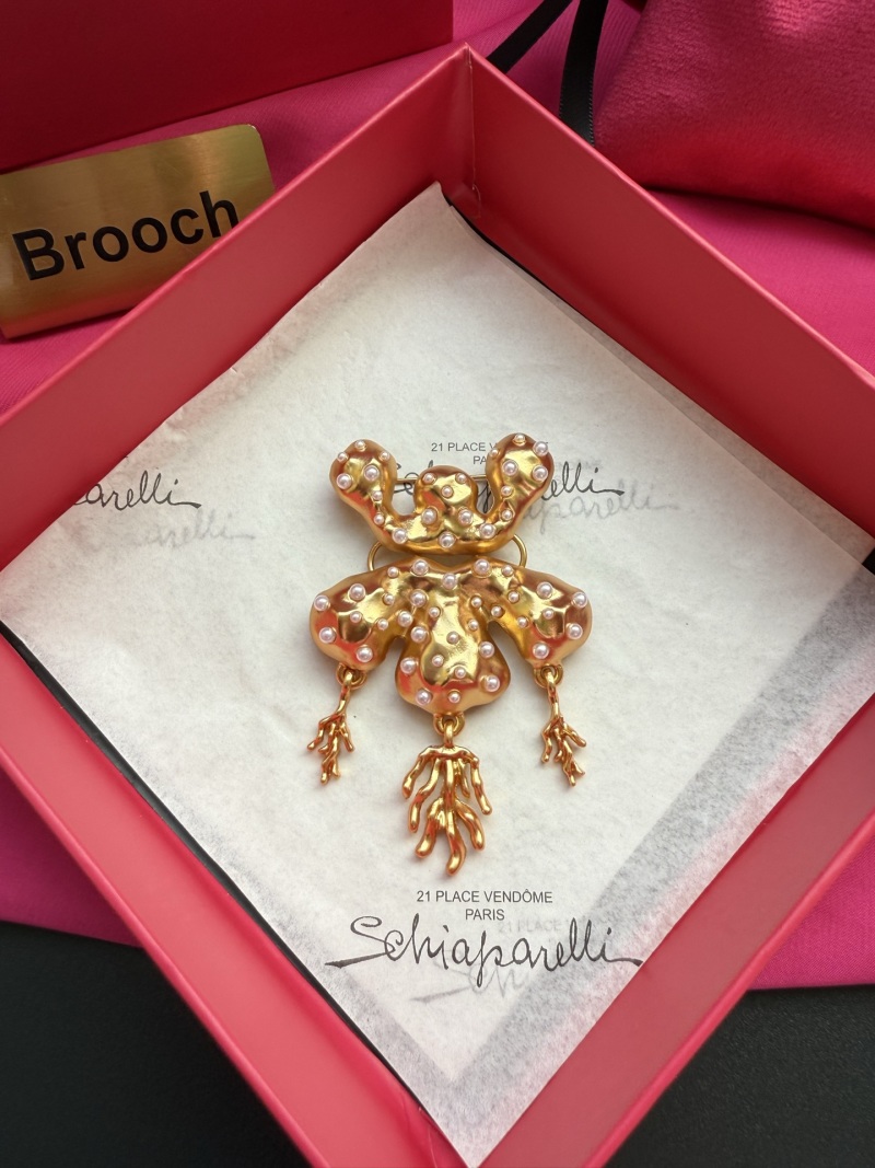 Брошь Schiaparelli в виде лягушки